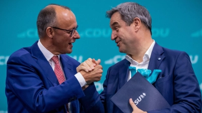 Sie wollen die K-Frage entscheiden: Friedrich Merz und Markus Söder. Nun laden sie zu einer Pressekonferenz. (Foto: Michael Kappeler/dpa)