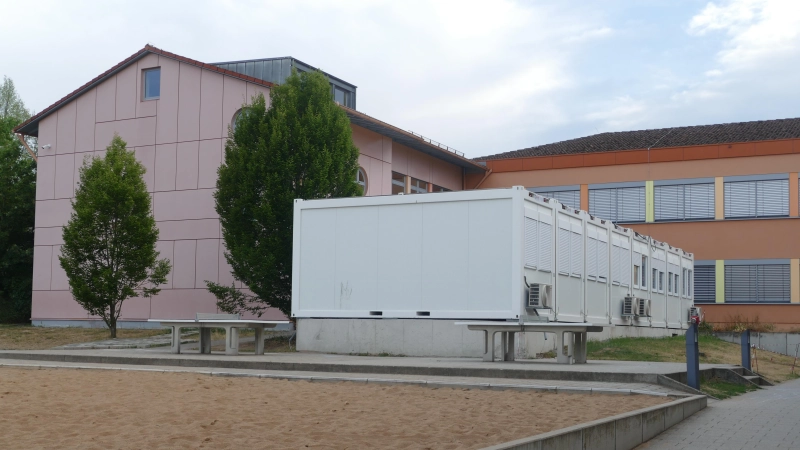 In der Grund- und Mittelschule herrscht derzeit Platznot. Nach dem Erweiterungsbau verschwinden die Container wieder. (Foto: Helmut Meixner)