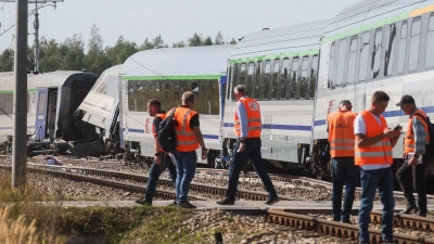 Beim Zusammenprall eines Lasters mit einem Zug in Polen ist eine Frau gestorben.  (Foto: Leszek Szymanski/PAP/dpa)
