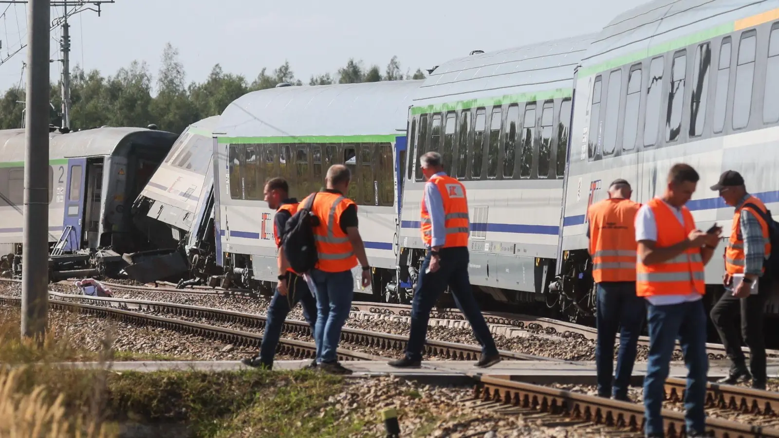 Beim Zusammenprall eines Lasters mit einem Zug in Polen ist eine Frau gestorben.  (Foto: Leszek Szymanski/PAP/dpa)
