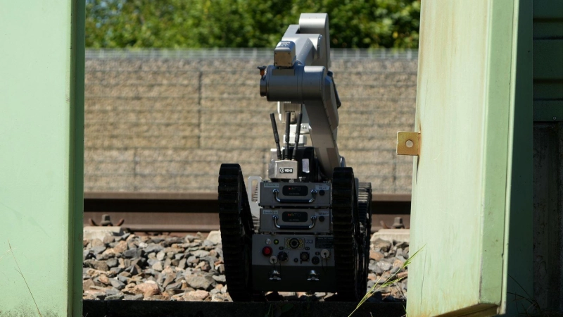 Am Bahnhof Treuchtlingen läuft ein größerer Polizeieinsatz. (Foto: Felix Kirberg/dpa)