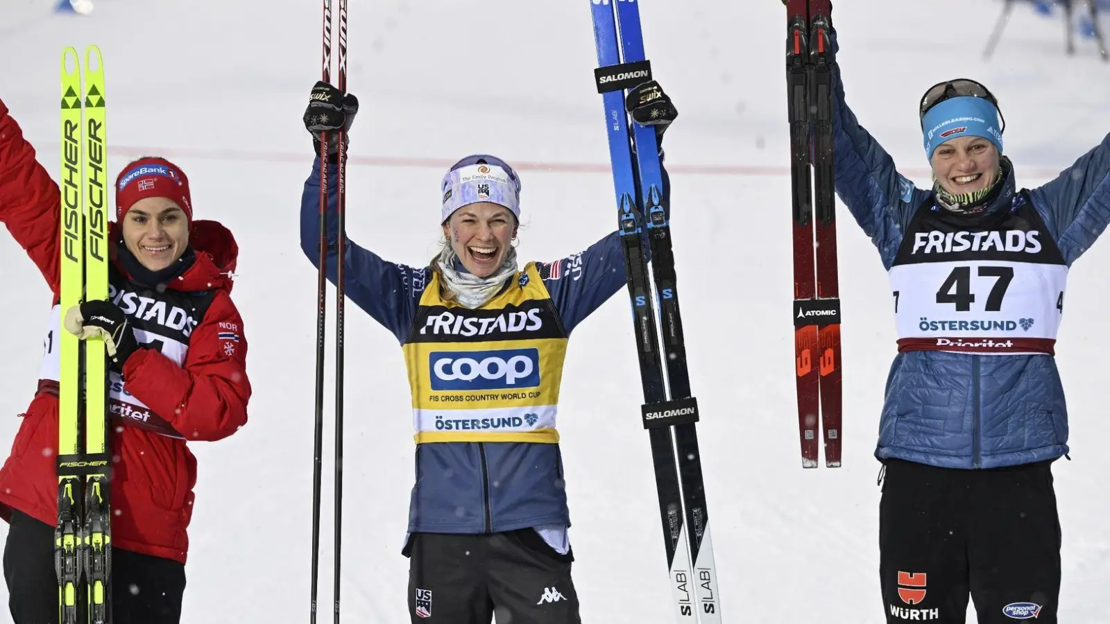 Victoria Carl (r) stand hinter Siegerin Jessie Diggins (M.) und Heidi Weng auf dem Podest. (Foto: Anders Wiklund/TT News Agency/AP/dpa)