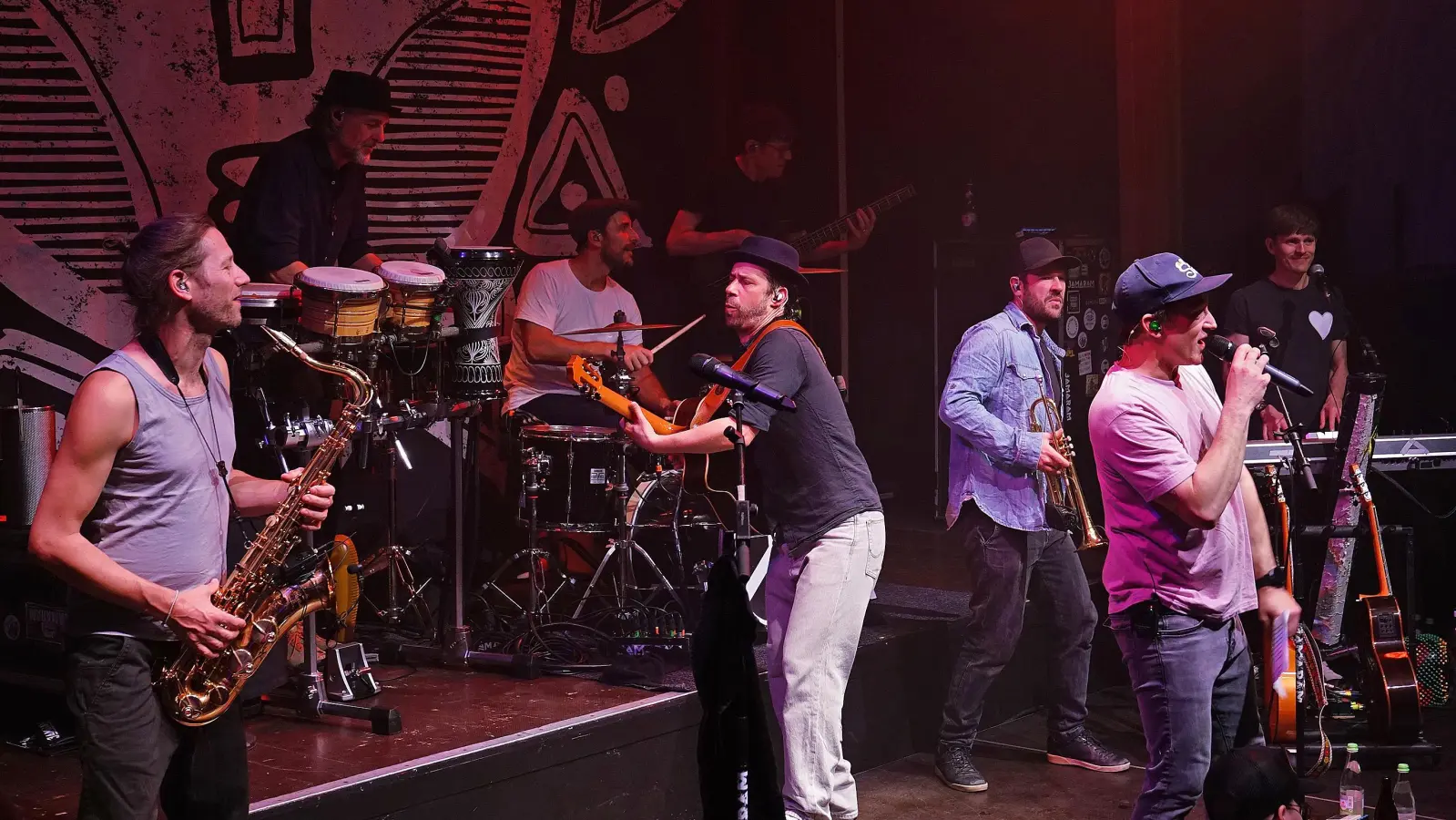 In Höchstform: Jamaram und Jahcoustix in den Ansbacher Kammerspielen. (Foto: Elke Walter)