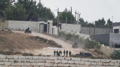 Eine Einheit der Armee patrouilliert in Kusra im besetzten Westjordanland. In der Nähe stehen Häuser einer palästinensischen Familie, die von israelischen Siedlern belagert werden. (Archivbild) (Foto: Majdi Mohammed/AP/dpa)