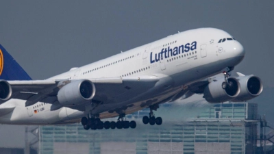 Ein Airbus A380 der Lufthansa ist ohne Passagiere von Abu Dhabi in Richtung München gestartet. (Symbolbild) (Foto: Lennart Stock/dpa)
