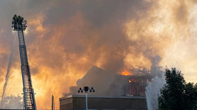 Die Flammen konnten über Stunden nur von außen bekämpft werden. (Foto: Christoph Petersen/dpa)