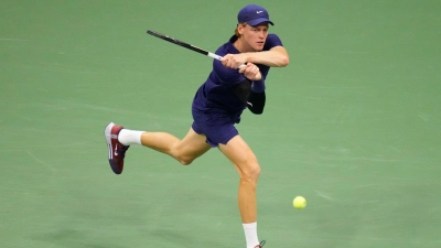 Jannik Sinner behielt gegen Felix Auger-Aliassime trotz Problemen die Oberhand. (Foto: Kirsty Wigglesworth/AP/dpa)