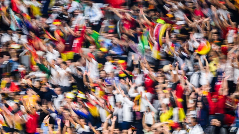Herzklopfen in Echtzeit: Die Studie liefert erstmals globale, datengestützte Einblicke, wie kollektive Fußballbegeisterung Herz und Nerven von Millionen Fans rund um den Globus beeinflusst. (Foto: Robert Michael/dpa/dpa-tmn)