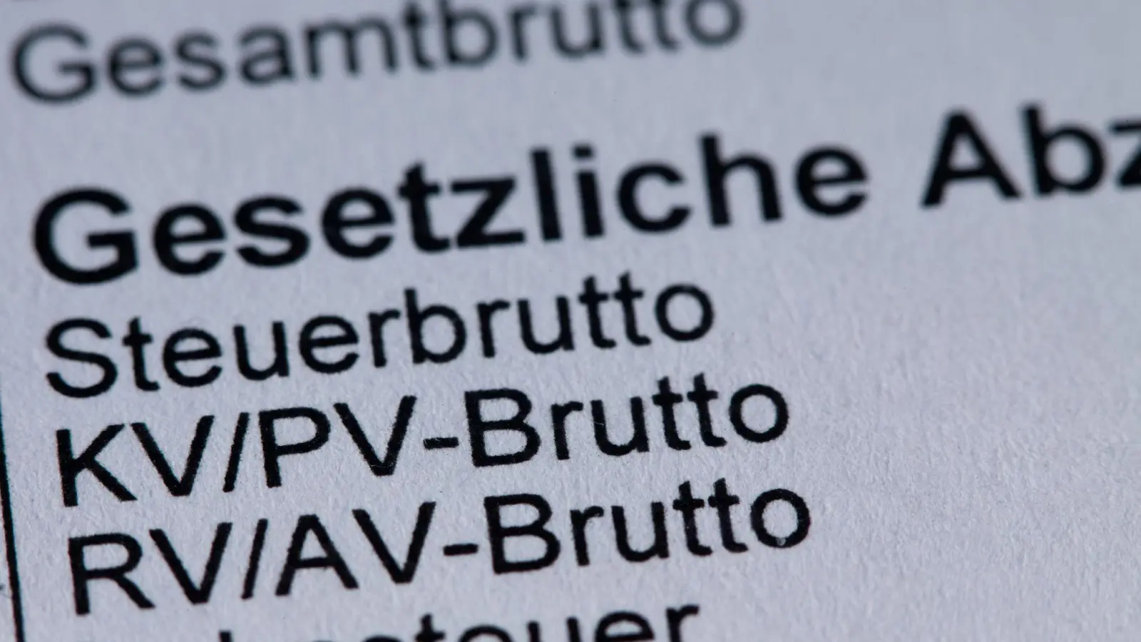Die Beitragsbemessungsgrenze für die Krankenversicherung soll auf 5.812,50 Euro steigen. (Illustration)   (Foto: Jens Büttner/dpa)