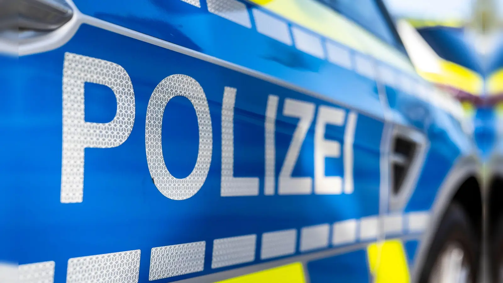 Nach einem Unfall beim Gleitschirmfliegen in den Alpen ermittelt die Polizei. (Symbolbild) (Foto: David Inderlied/dpa)