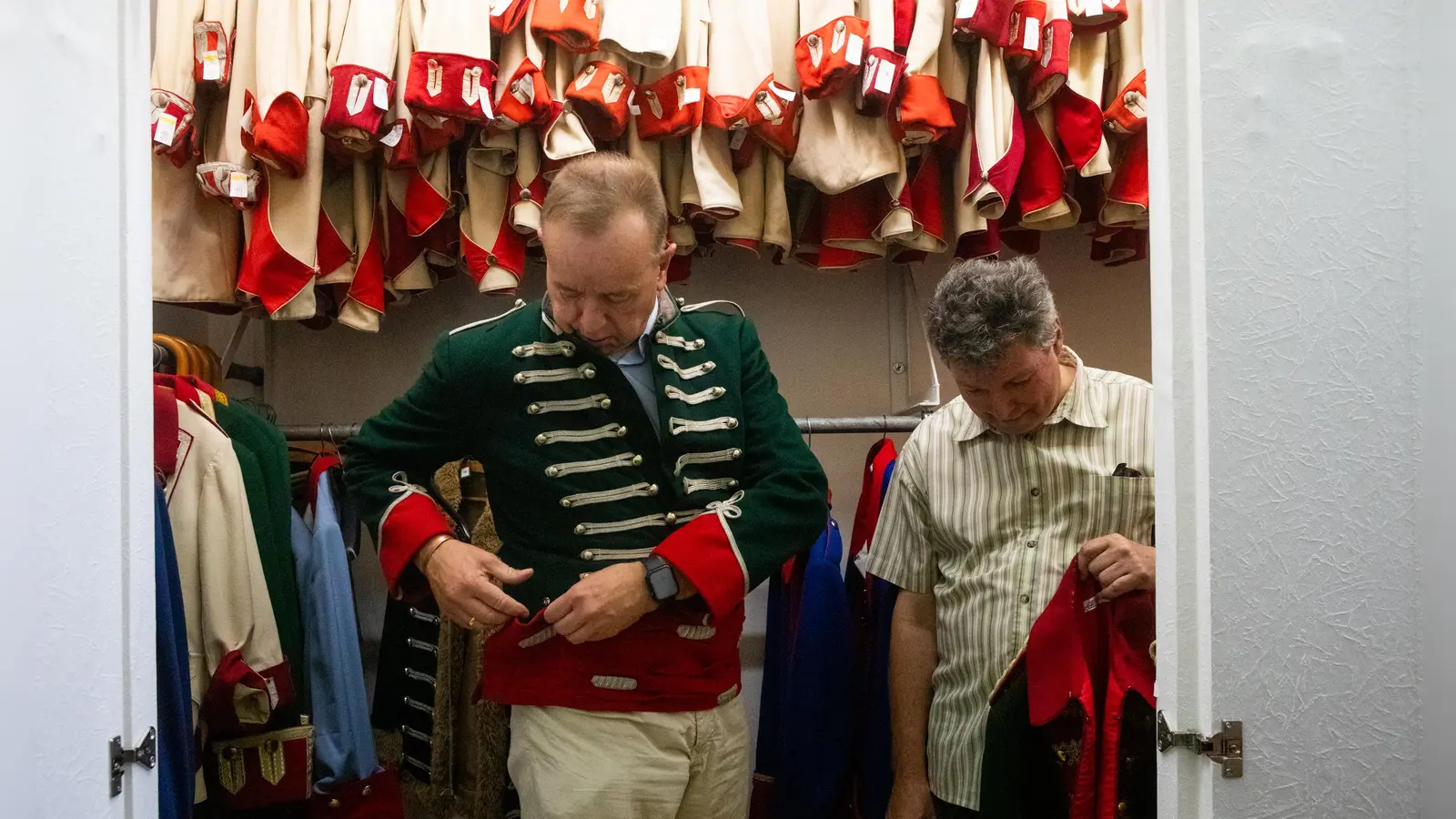 Oberbürgermeister Thomas Deffner probiert im Fundus des Heimatvereins ein Kostüm an. (Foto: Evi Lemberger)