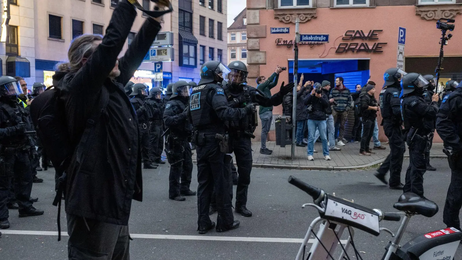 In Nürnberg sorgte eine Gruppe von Personen für einen Einsatz, die von der Polizei als gewaltbereit eingestuft wurde. (Foto: Pia Bayer/dpa)