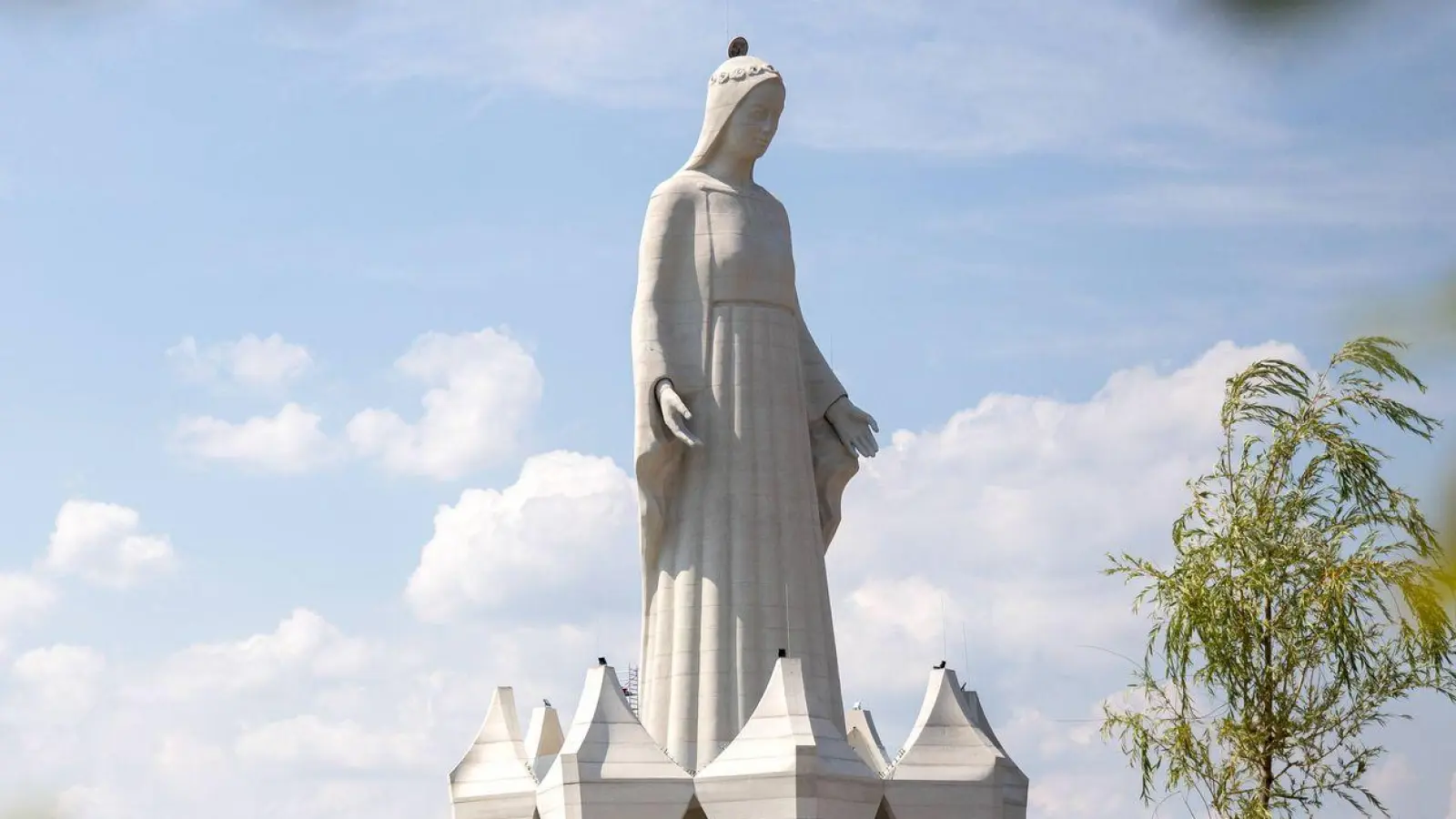 Die riesige Marienstatue im polnischen Dorf Konotopie gilt als die größte Europas. (Foto: Agnieszka Bielecka/PAP/dpa)
