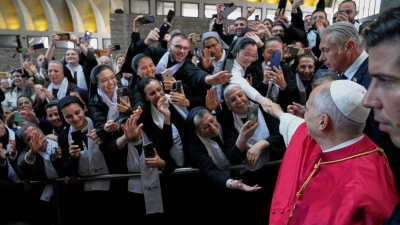 Mobile Begeisterung für Papst Leo (Foto: Hussein Malla/AP/dpa)
