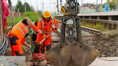 Schienen, Weichen, Stellwerke: Die Bahn hat in diesem Jahr so viel gebaut wie lange nicht. (Archivbild) (Foto: Andreas Arnold/dpa)