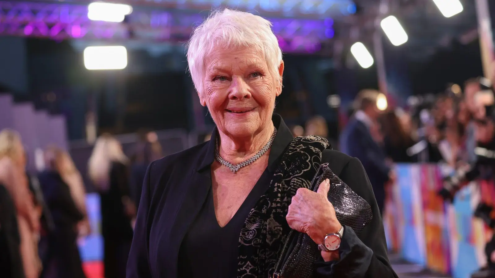 Die Oscar-Preisträgerin Judi Dench ist das erste weibliche Mitglied eines Privatclus in dessen 193-jährigen Geschichte. (Foto: Vianney Le Caer/Invision/AP/dpa)