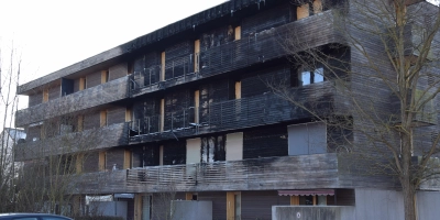 Von einem Balkon im ersten Obergeschoss hatte sich das Feuer in der Silvesternacht ausgebreitet. Das Polizeipräsidium spricht von einem Schaden in Millionenhöhe. (Foto: Florian Schwab)