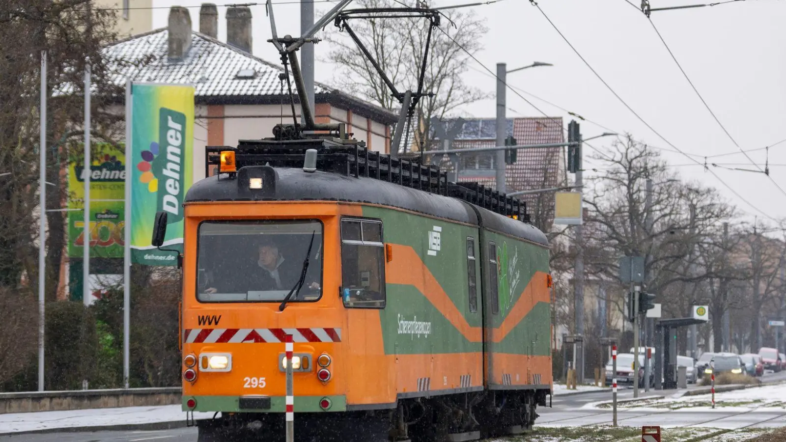 Wegen Glättegefahr setzt der gesamte Busverkehr im Stadtgebiet Würzburg in der Nacht zum Montag aus. (Symbolbild) (Foto: Heiko Becker/dpa)