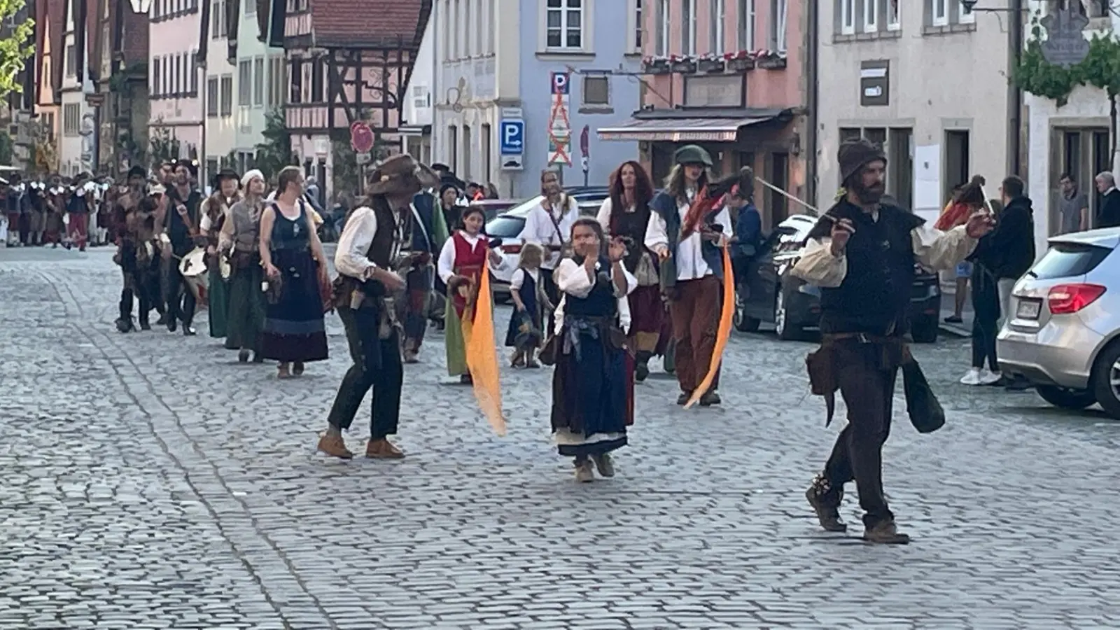 Zweiter Tag bei den Pfingsfestspielen in Rothenburg. Bei bestem Wetter gibt es überall in der Stadt mittelalterliches Treiben zu bewundern. (Foto: Gerhard Krämer)