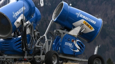 Staatliche Fördergelder für Schneekanonen? Die neue Förderrichtlinie in Bayern sieht das nicht mehr vor - zum Ärger von Wirtschaftsminister Hubert Aiwanger (Freie Wähler). (Symbolbild) (Foto: Angelika Warmuth/dpa)
