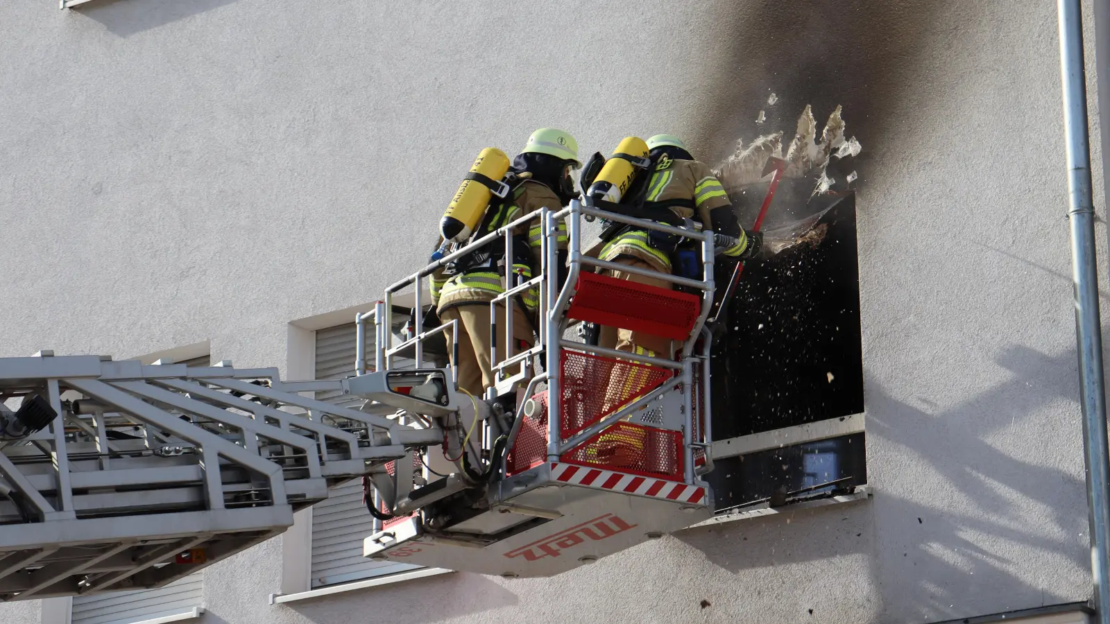 Der Fassade ging es mit der Feuerwehr-Axt an den Kragen. (Foto: Antonia Müller)