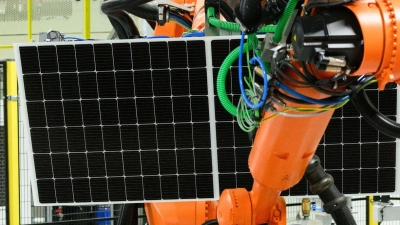 Die Solarwatt GmbH will ab dem Sommer in Asien fertigen lassen, weil die Produktion in Europa im Vergleich zur chinesischen Konkurrenz zu teuer ist. (Foto: Robert Michael/dpa)