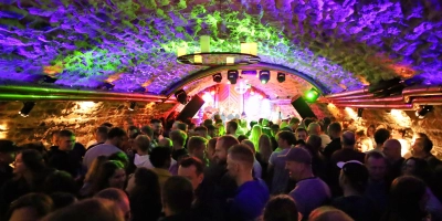 Die übervolle Grotte lockt mit ihrem prächtig ausgeleuchteten Gewölbe... (Foto: Zeynel Dönmez)