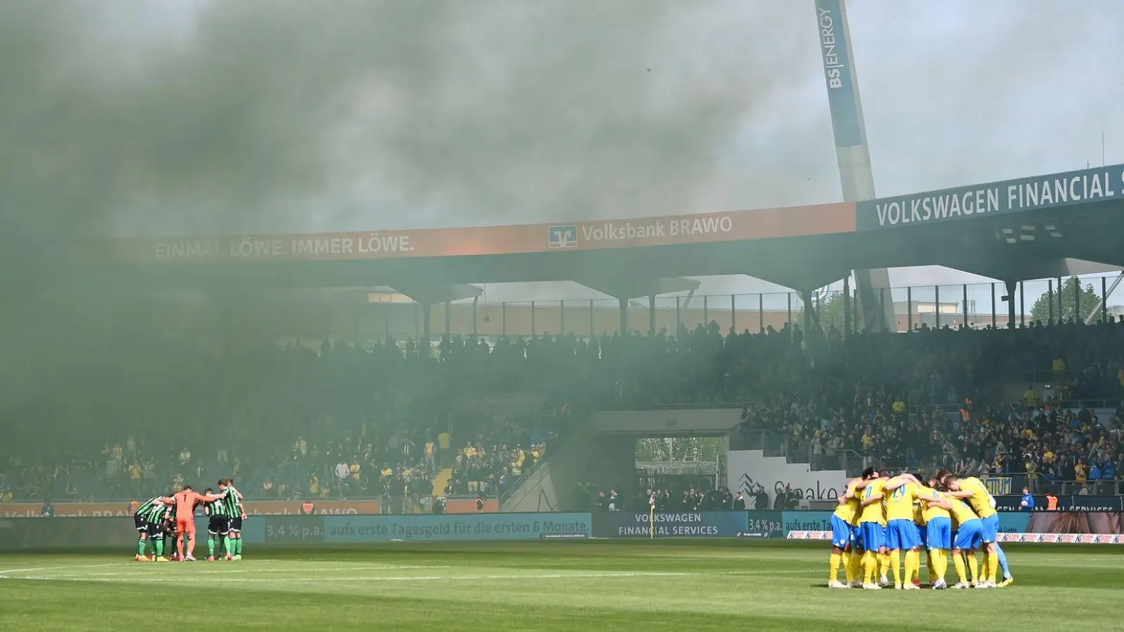 Duell zweier Erzrivalen: Eintracht Braunschweig gegen Hannover 96. (Foto: Swen Pförtner/dpa)