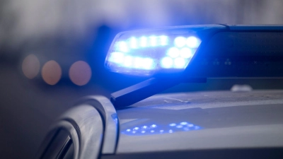 Als der 14-Jährige einen Radfahrer mit hoher Geschwindigkeit überholte, geriet der Roller demnach ins Straucheln und stürzte. (Symbolbild) (Foto: Marijan Murat/dpa)