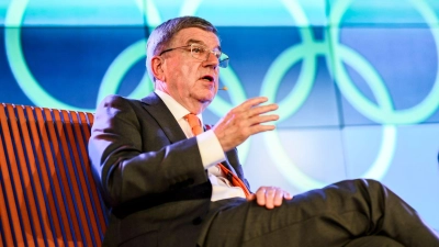 Thomas Bach und das IOC könnten bei der Sitzung in Paris eine Vorentscheidung über die Vergabe der Winterspiele 2030 und 2034 treffen. (Foto: Tom Weller/dpa)