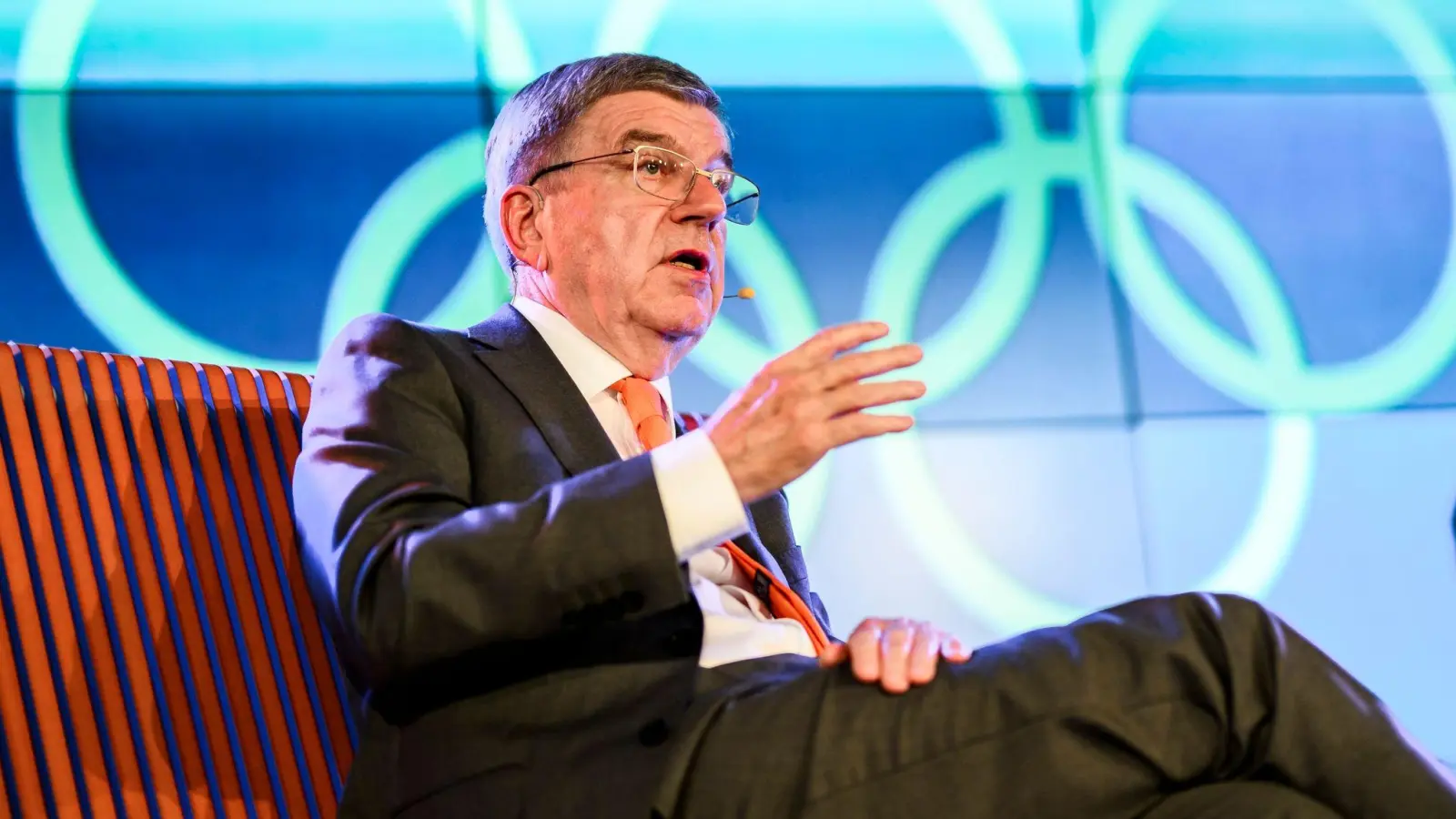 Thomas Bach und das IOC könnten bei der Sitzung in Paris eine Vorentscheidung über die Vergabe der Winterspiele 2030 und 2034 treffen. (Foto: Tom Weller/dpa)