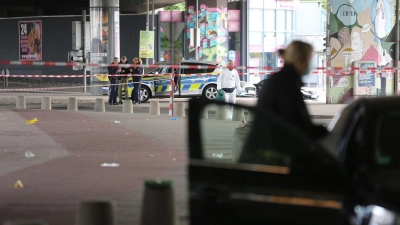 Die Polizei sichert in der Bielefelder Innenstadt Spuren. Hier soll ein Mann mehrere Menschen in der Nacht verletzt haben.  (Foto: Christian Müller/Christian Müller TV/dpa)
