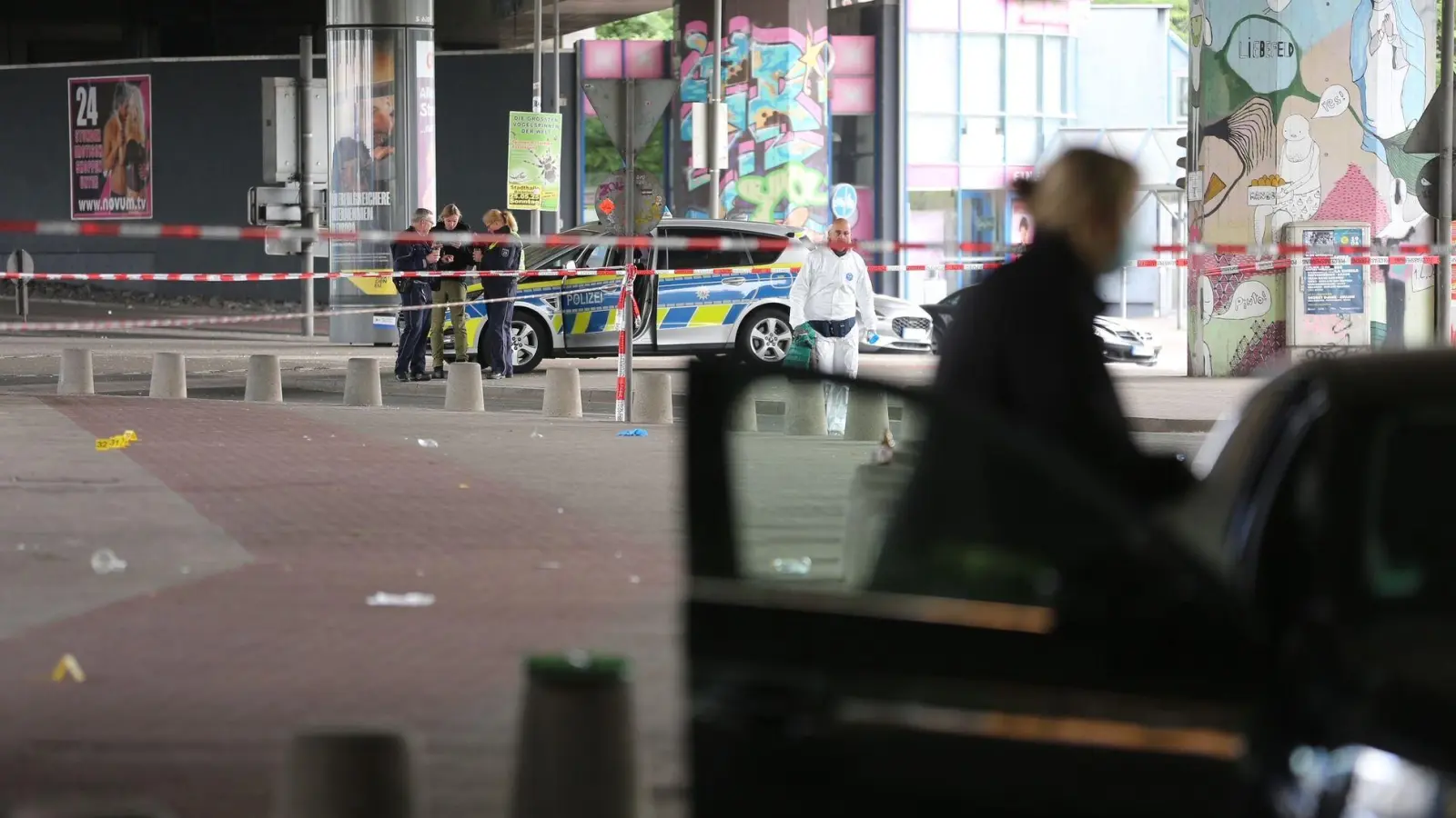 Die Polizei sichert in der Bielefelder Innenstadt Spuren. Hier soll ein Mann mehrere Menschen in der Nacht verletzt haben.  (Foto: Christian Müller/Christian Müller TV/dpa)