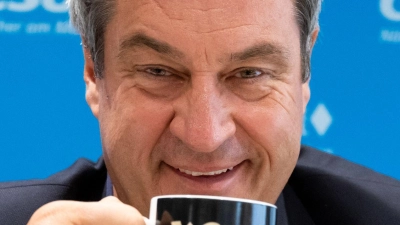 Markus Söder - hier mit „Yoda“-Tasse auf einem Bild aus dem Jahr 2022 - hat zum Star-Wars-Tag gegrüßt. (Archivbild) (Foto: Sven Hoppe/dpa)