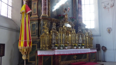Eines der äußeren Erkennungszeichen einer Päpstlichen Basilika ist der Padiglione, der Basilikaschirm, als Zeichen der Verbindung zum Heiligen Stuhl. Stirbt ein Papst, wird der Schirm geschlossen. Nach der Wahl des US-Amerikaners Robert Prevost zum neuen Papst wird er wieder halb geöffnet. (Foto: Rudolf Eder)
