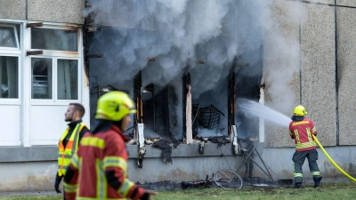 Die Feuerwehr löscht den Brand in der Flüchtlingsunterkunft. (Foto: Johannes Krey/Jkfotografie&tv/dpa-Zentralbild/dpa)