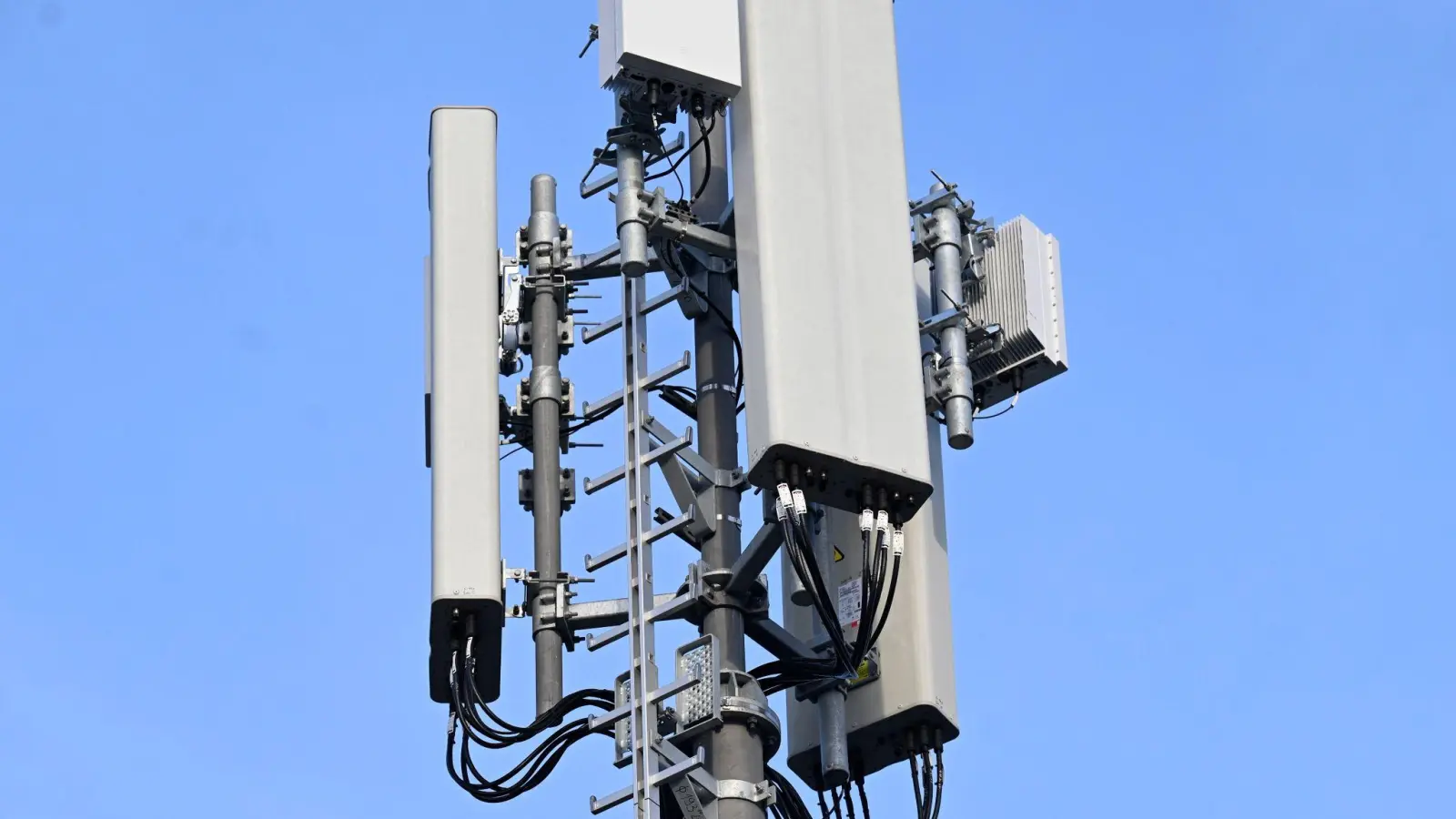 Ein neuer 5G-Mobilfunkmast von Vodafone auf einem Hochhaus in Düsseldorf. (Foto: Roberto Pfeil/dpa)