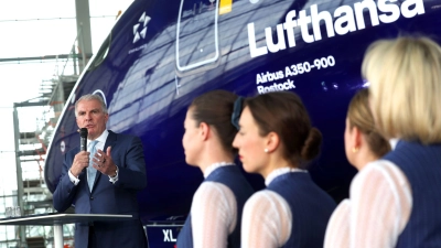 Lufthansa-Chef Carsten Spohr und Flugbegleiterinnen. (Foto: Karl-Josef Hildenbrand/dpa)
