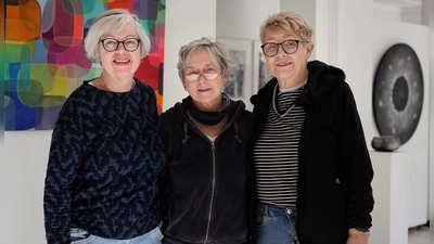 Freuen sich auf die GEDOK-Ausstellung in Ansbach (von links): Irmtraud Schmidt-Hartung, Christine Hagner und Jutta Perrey. Sie haben zusammen mit Kolleginnen die Ausstellung im Kunsthaus Reitbahn 3 vorbereitet. Am Freitag, 6. März, wird sie eröffnet. (Foto: Thomas Wirth)