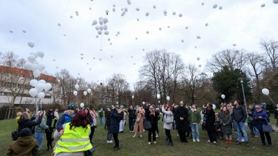 Luftballons steigen in den Aschaffenburger Himmel. (Foto: Daniel Karmann/dpa)