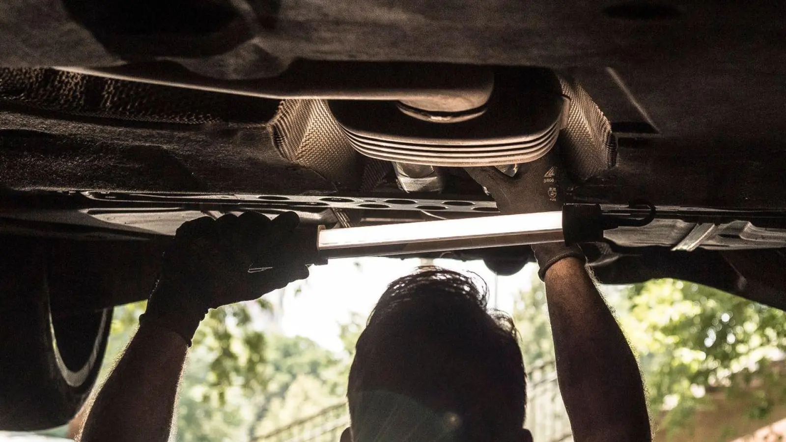 Mitunter fordern Werkstätten einen Vorschuss, ehe die Reparatur beginnt – fließt kein Geld, wird auch nicht geschraubt. (Foto: Robert Günther/dpa-tmn)