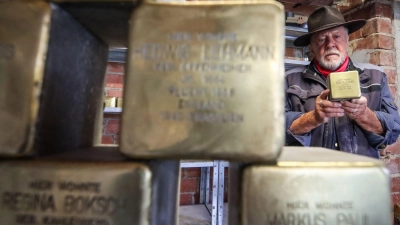 Künstler Gunter Demnig arbeitet in seiner Werkstatt an „Stolpersteinen”. (Foto: Nadine Weigel/dpa)