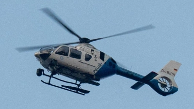 Ein Hubschrauber und etliche Streifen der Polizei suchten nach dem geflüchteten Häftling. (Symbolbild) (Foto: Armin Weigel/dpa)