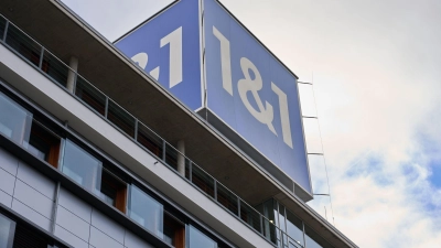 Das 1&amp;1-Firmenlogo auf dem Dach der Firmenzentrale in Montabaur. (Foto: Thomas Frey/dpa)