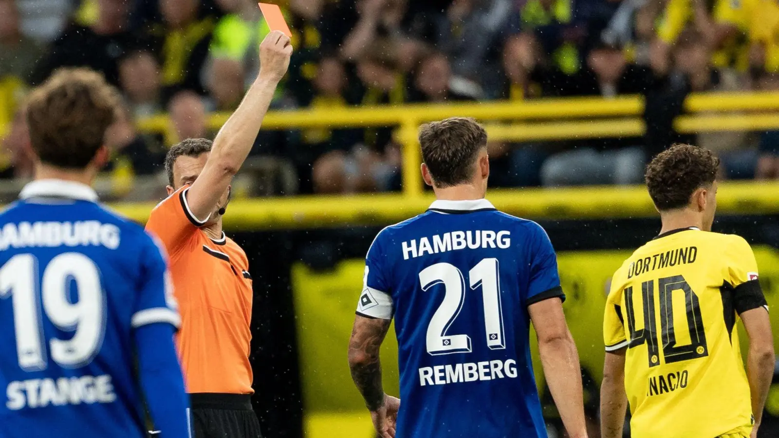 BVB-Profi Samuele Inácio musste im Spiel gegen den Hamburger SV nur drei Minuten nach seiner Einwechslung wegen eines groben Foulspiels wieder vom Platz. (Foto: Fabian Strauch/dpa)