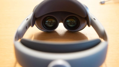 Die neue Samsung-Brille - hier zu sehen ihr Prototyp aus dem Frühjahr - gibt es deutlich günstiger als Apples Vision Pro.  (Foto: Andrej Sokolow/dpa)