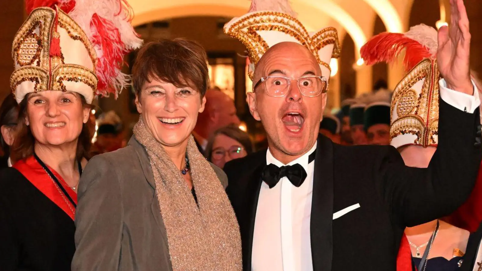 Schauspieler Christoph Maria Herbst kam zusammen mit seiner Frau Gisi zum Ball „Soirée Münchner Leben“. (Foto: Felix Hörhager/dpa)
