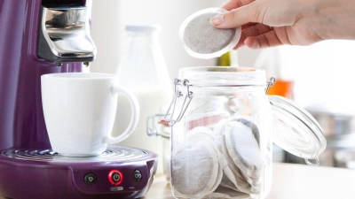 Zwar überzeugte fast die Hälfte der getesteten Crema-Pads geschmacklich, doch Schadstoffe sowie Defizite im Kaffeeanbau führten bei vielen Produkten zu erheblichen Abwertungen. (Foto: Christin Klose/dpa-tmn)