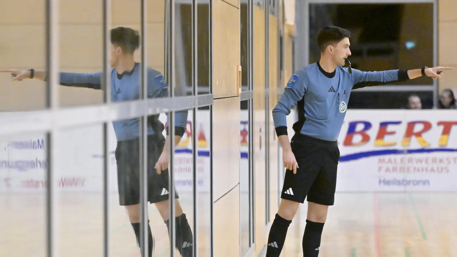 Ach, wenn es doch nur so einfach wäre, Schiedsrichter zu klonen, zumal welche von dieser Klasse, mag sich mancher Obmann beim Anblick des gespiegelten Florian Badstübner denken. Der angehende FIFA-Schiedsrichter war beim Mitternachtsturnier in Heilsbronn im Einsatz. (Foto: Martin Rügner)