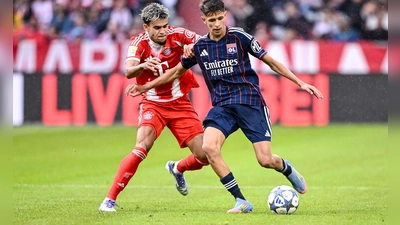 Neuzugang Luis Díaz (l) deutet im ersten Testspiel des FC Bayern seine Klasse an. (Foto: Harry Langer/dpa)